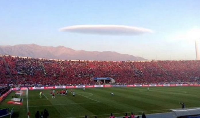 Una nube con forma de OVNI sorprendió a los asistentes al estadio durante la final de la Copa América en Chile.