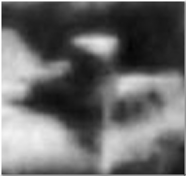 Anomalía fotografiada en Marte. Muestra forma de torre triangular y a su lado un montículo con tres agujeros.