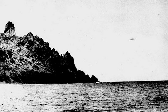 Fotografía tomada el  16 de enero de 1958 en la isla Trindade , Brasil. Muchos miembros de una tripulación vieron el objeto moverse en el cielo. Crédito: STUDIOVNI