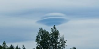 Residente de la localidad de Terrace en Canadá fotografió una nube con forma de OVNI.