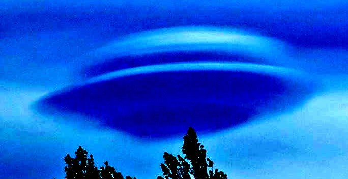 Nube con forma de OVNI fotografiada en Canadá.