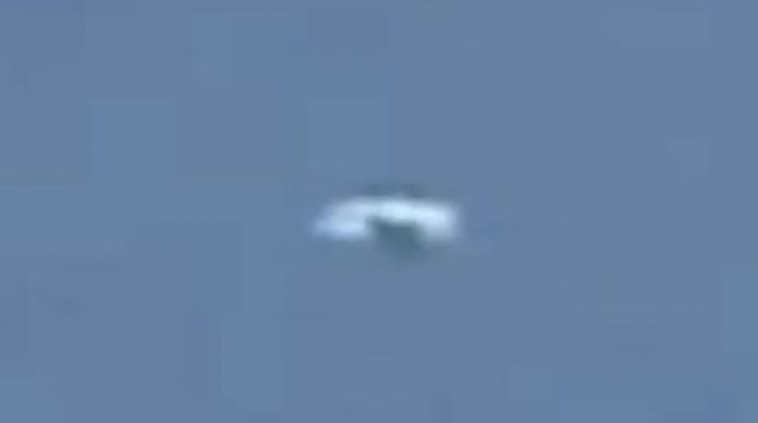Taxista captura en vídeo un sorprendente objeto aéreo anómalo en Liverpool (Inglaterra) el pasado lunes 29 de junio (2015) Taxista captura en vídeo un sorprendente objeto aéreo anómalo en Liverpool (Inglaterra) el pasado lunes 29 de junio (2015)