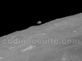 Este objeto flota sin explicación sobre la Luna. Algunos investigadores han sugerido que se trata de un OVNI camuflado o encubierto. Crédito: NASA