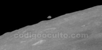 Este objeto flota sin explicación sobre la Luna. Algunos investigadores han sugerido que se trata de un OVNI camuflado o encubierto. Crédito: NASA