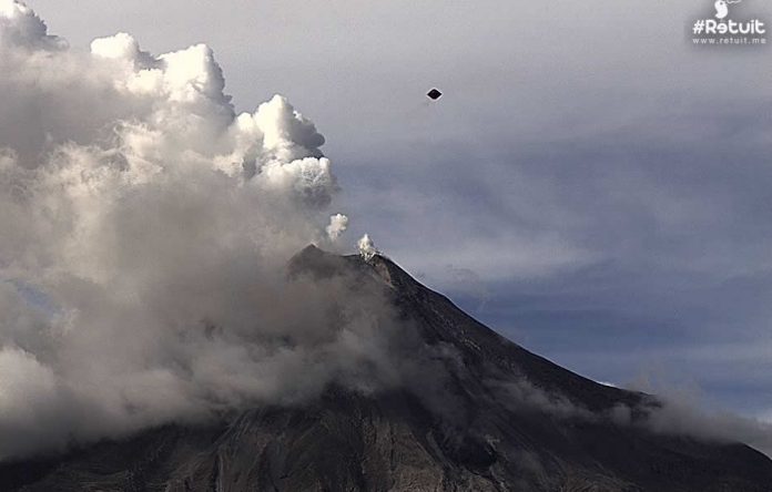 Extraño objeto con forma de rombo sobre el volcán Colima