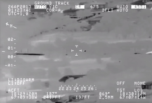 Fotograma del vídeo en el que aparecen el objeto desconocido volando a través de los árboles.
