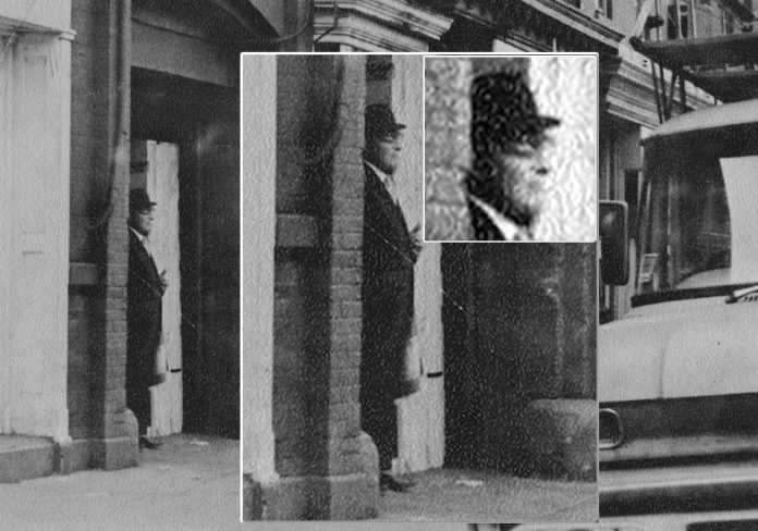 Fotografía tomada en 1968 a un presunto hombre de negro de pie frente a la vivienda de un investigador OVNI.