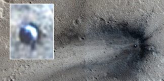 ¿Es posible que esta imagen hecha por el MRO de la NASA muestre un OVNI estrellado en la superficie de Marte? Tenga en cuenta que el posible objeto tiene forma de disco y se encuentra en el centro.
