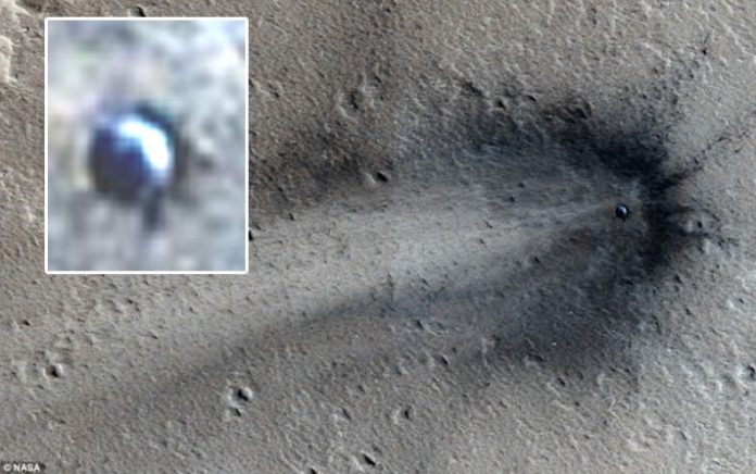 ¿Es posible que esta imagen hecha por el MRO de la NASA muestre un OVNI estrellado en la superficie de Marte? Tenga en cuenta que el posible objeto tiene forma de disco y se encuentra en el centro.