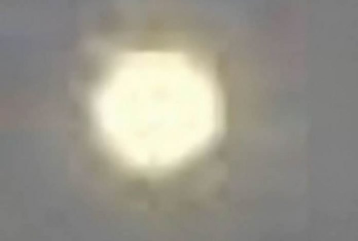 Un objeto luminoso octagonal capturado sobre Morelia, México.