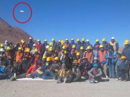 Una fotografía tomada a unos peregrinos registró un OVNI en Argentina.