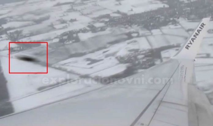 Vídeo captado por pasajero en ruta Holanda - España muestra un supuesto objeto que casi colisiona con ala del avión. Vídeo captado por pasajero en ruta Holanda - España muestra un supuesto objeto que casi colisiona con ala del avión.