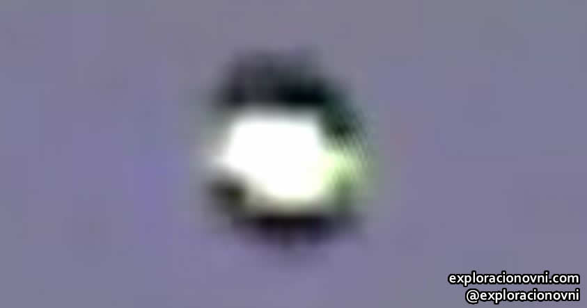 El OVNI presenta diferentes formas en ambas tomas. 