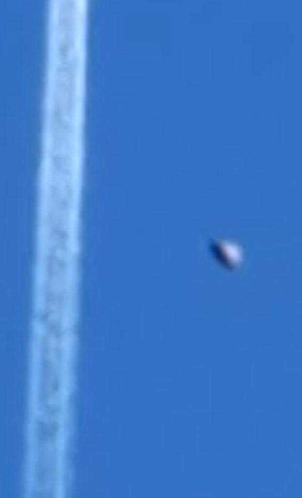Un OVNI fue grabado en vídeo de manera accidental al lado de un chorro de avión.