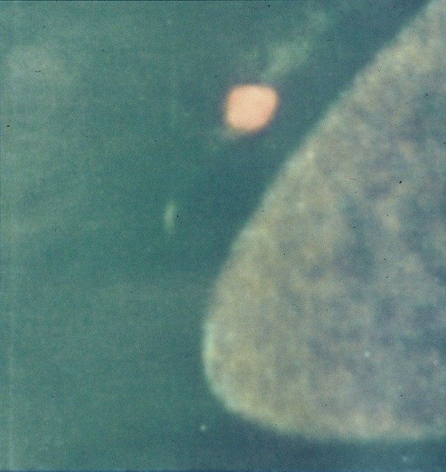 OVNI de color naranja pálido cerca de los anillos de Saturno. Imagen revelada en el libro Ringmakers of Saturn de Norman Bergun