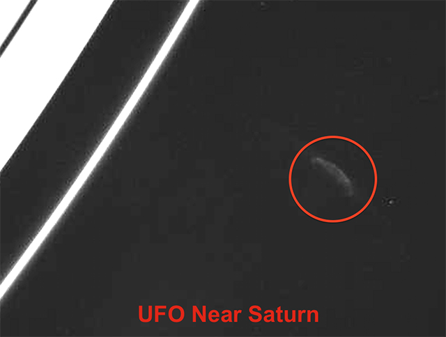 Fotografía de Cassini. OVNI ovalado, se piensa que se encontraba al lado de Epimeteo, satélite de Saturno