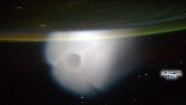 Los cosmonautas ven extrañas "nubes"