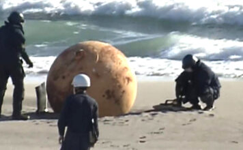 Esfera metálica aparece en playa de Japón y desata "teorías de conspiración"