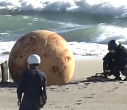 Esfera metálica aparece en playa de Japón y desata "teorías de conspiración"