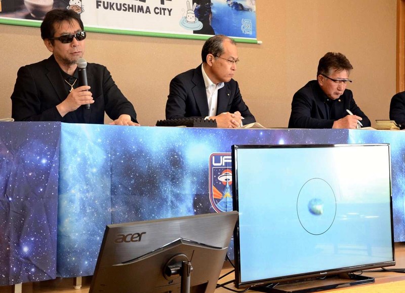 Takeharu Mikami, jefe del Laboratorio Internacional de OVNIs, a la izquierda, presenta imágenes que el grupo cree que es muy probable que sean de OVNIs reales, en la ciudad de Fukushima